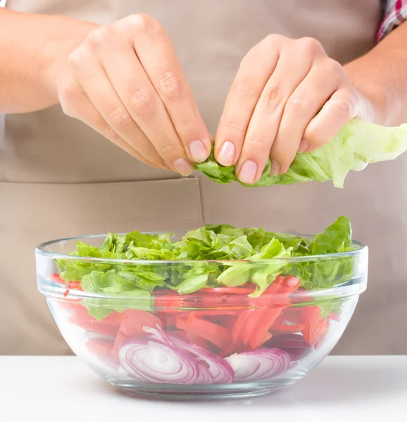 Cook está rasgando alface enquanto faz salada — Fotografia de Stock