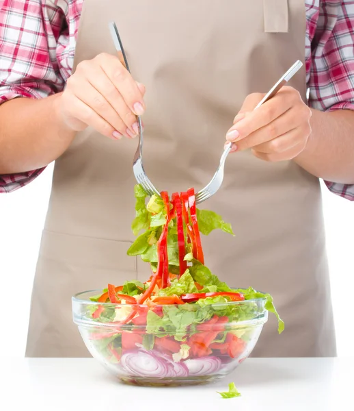 Cook is mixing salad — Stock Photo, Image