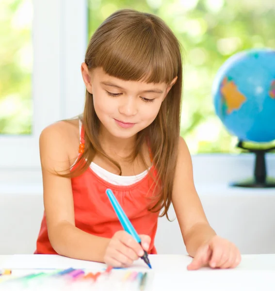 Маленька дівчинка малює за допомогою олівців — стокове фото