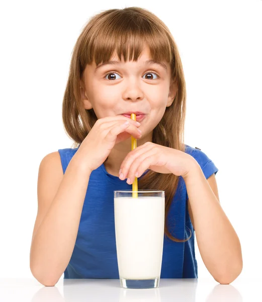 Słodkie dziewczynki ze szklanką mleka — Zdjęcie stockowe