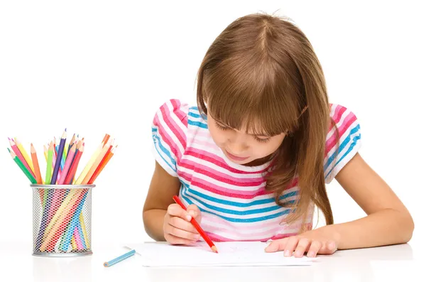 Niña está dibujando con lápices — Foto de Stock