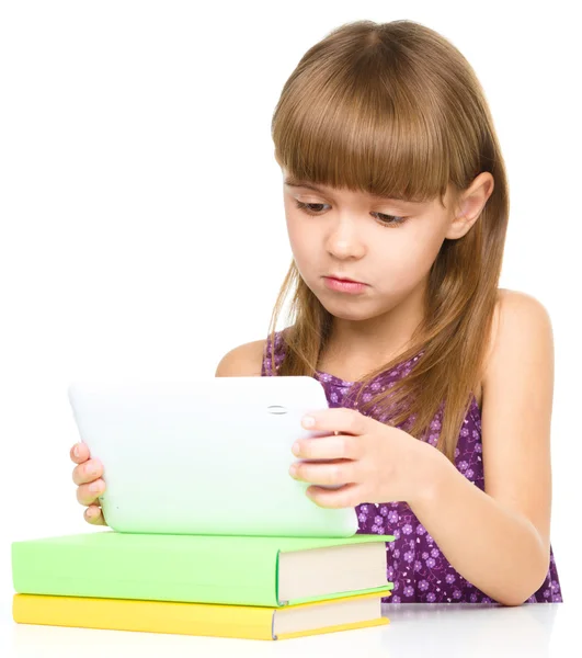 Chica joven está usando tableta — Foto de Stock