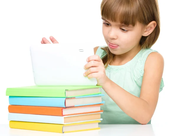 Chica joven está usando tableta — Foto de Stock