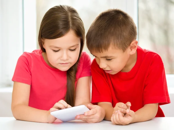 Τα παιδιά χρησιμοποιούν tablet — Φωτογραφία Αρχείου