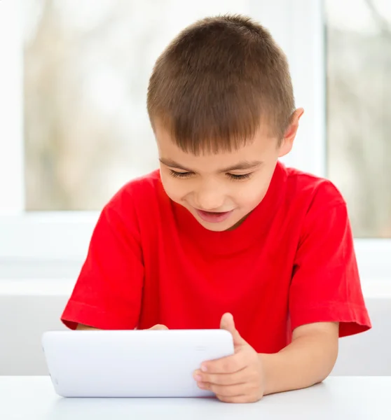 Jonge jongen is met behulp van Tablet PC — Stockfoto