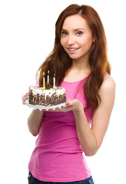 Νεαρή γυναίκα με τούρτα επετείου — Φωτογραφία Αρχείου