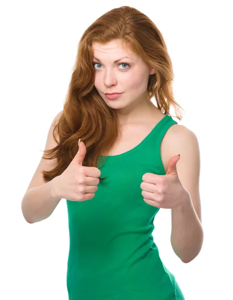 Женщина показывает большой палец вверх жестом — стоковое фото
