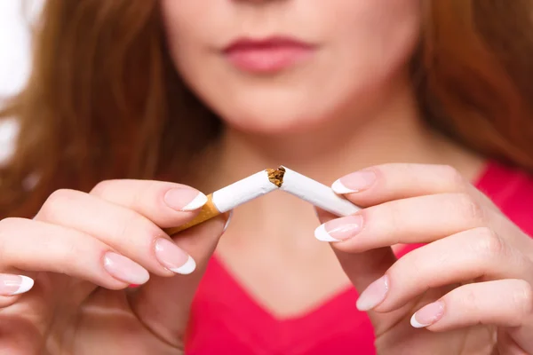 Młoda kobieta jest łamanie papierosa — Zdjęcie stockowe
