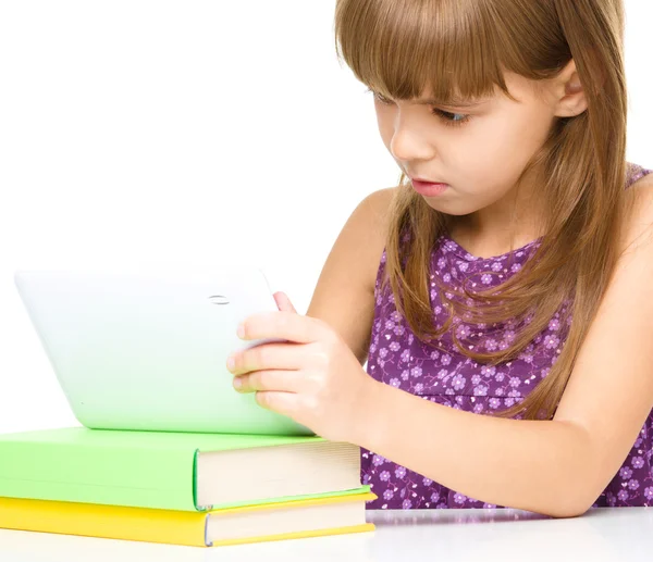 Chica joven está usando tableta — Foto de Stock