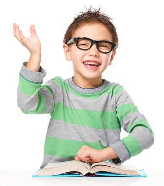 küçük çocuk bir kitap okuma