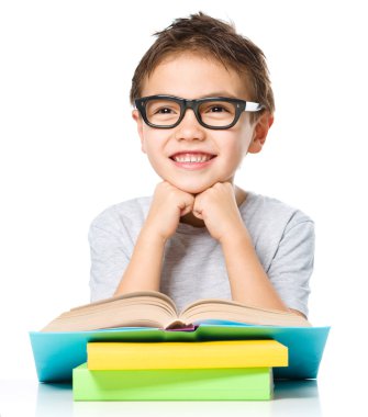 küçük çocuk bir kitap okuma