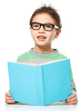 küçük çocuk bir kitap okuma