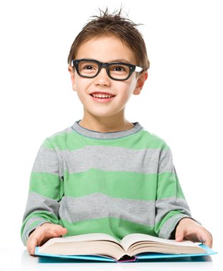 küçük çocuk bir kitap okuma