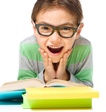 şaşırmış gibi küçük çocuk kitap okuma