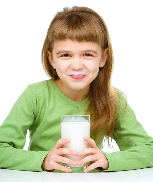 Linda niña con un vaso de leche — Foto de Stock