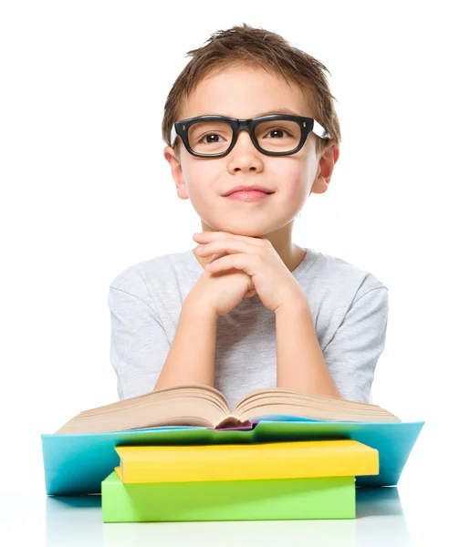 Menino está lendo um livro — Fotografia de Stock