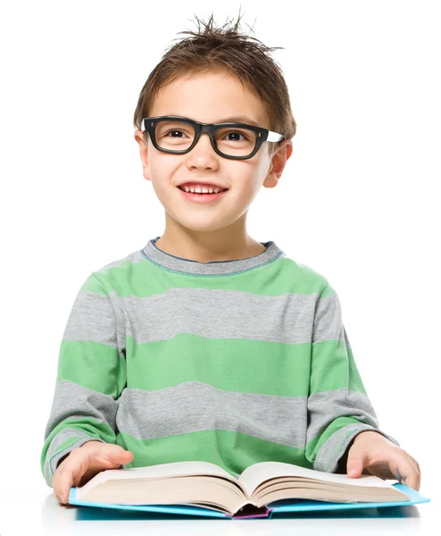 El niño está leyendo un libro. — Foto de Stock