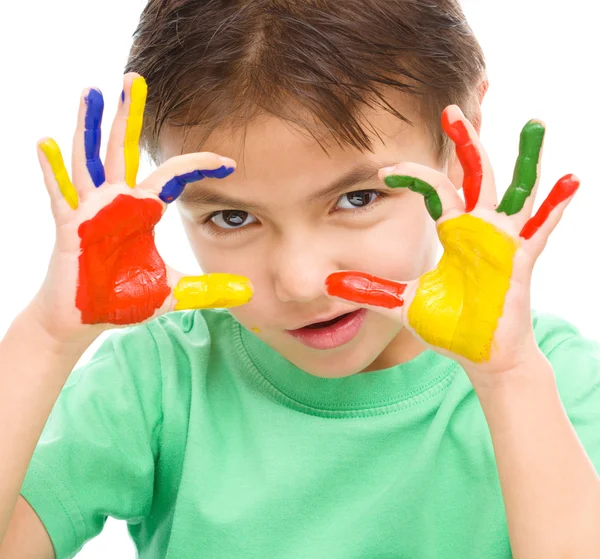 Porträt eines süßen Jungen, der mit Farben spielt — Stockfoto