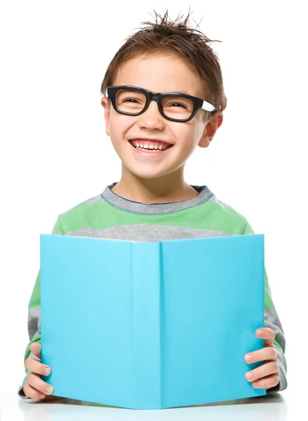 Petit garçon lit un livre — Photo
