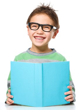 küçük çocuk bir kitap okuma