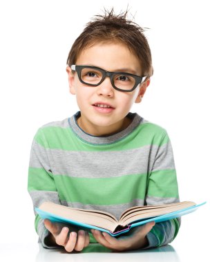 küçük çocuk bir kitap okuma