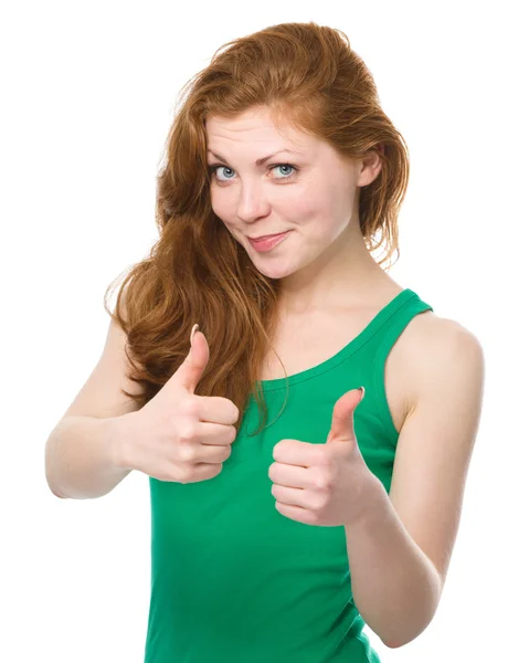 Женщина показывает большой палец вверх жестом — стоковое фото