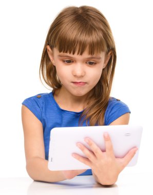 genç kız okurken tablet kullanma