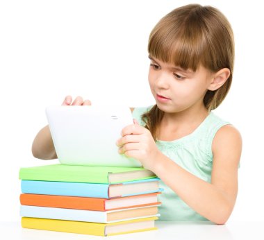 genç kız okurken tablet kullanma