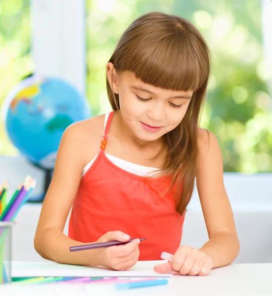 Little girl is drawing using pencils — Stock Photo, Image