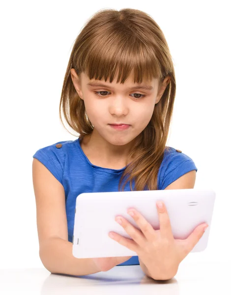 Jovem está usando tablet enquanto estuda — Fotografia de Stock