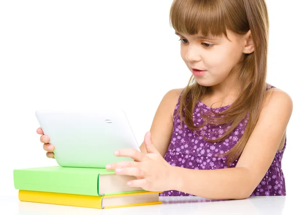 Chica joven está usando tableta — Foto de Stock