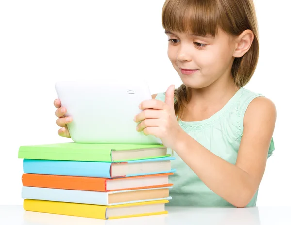 Jovem está usando tablet enquanto estuda — Fotografia de Stock