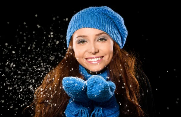 Giovane donna felice sotto nevicata — Foto Stock