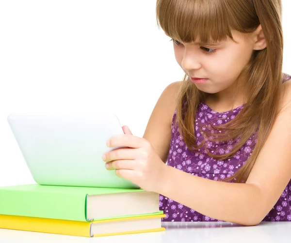 Joven chica alegre está utilizando tableta — Foto de Stock