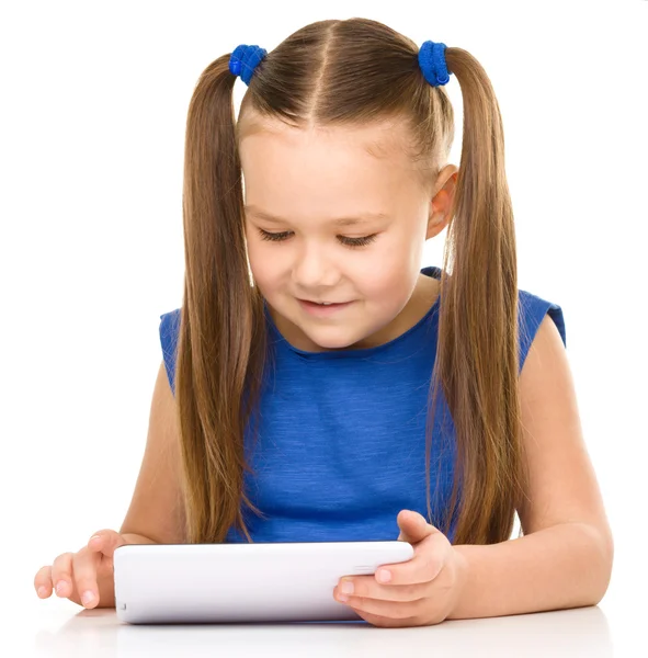 Jovem está usando tablet — Fotografia de Stock