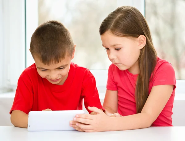 Les enfants utilisent un comprimé — Photo