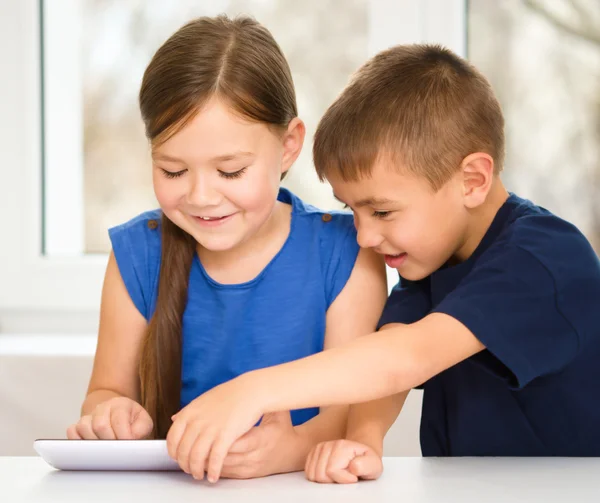 Barn använder tablet — Stockfoto