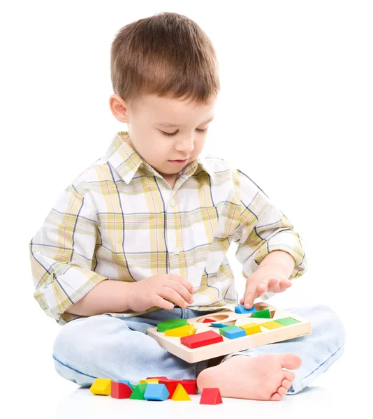 Küçük çocuk oyuncakları ile oynarken — Stok fotoğraf
