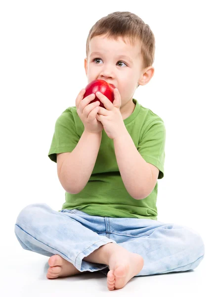 Portret van een schattige kleine jongen met de rode appel — Stockfoto