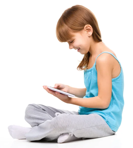 Mladá dívka je pomocí tabletu — Stock fotografie