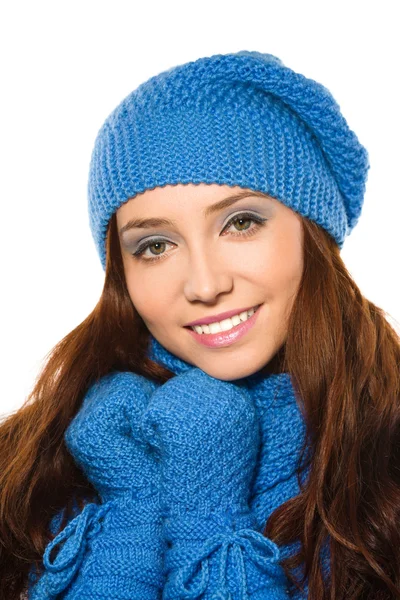 Joven mujer feliz usando tela de invierno —  Fotos de Stock