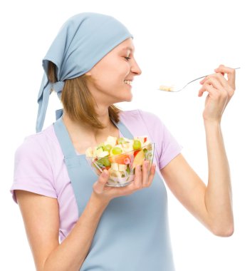genç çekici kadın çatal kullanarak salata yiyor