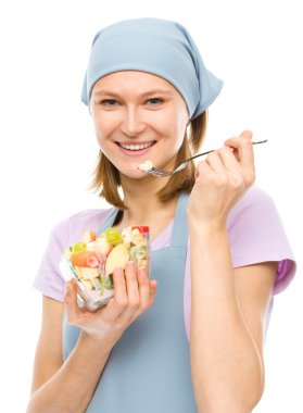 genç çekici kadın çatal kullanarak salata yiyor