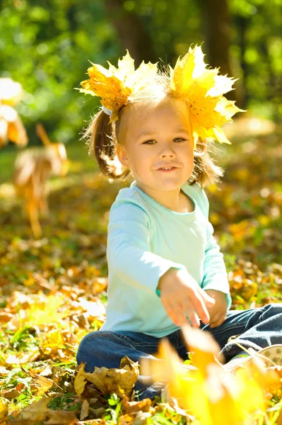 Ritratto di una bambina nel parco autunnale — Foto Stock