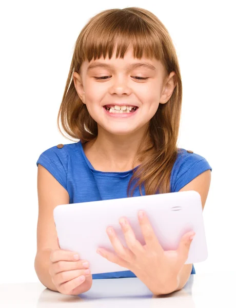 性格开朗的年轻女孩正在使用平板电脑 — 图库照片