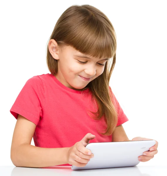 Chica joven está usando tableta — Foto de Stock