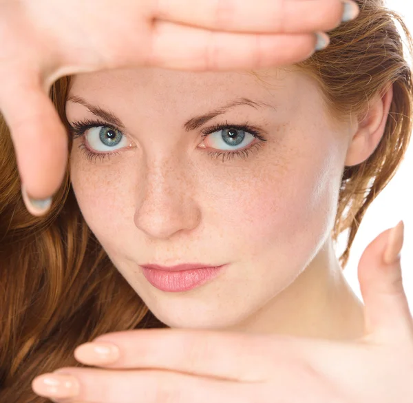 Bella donna che fa telaio con le mani — Foto Stock