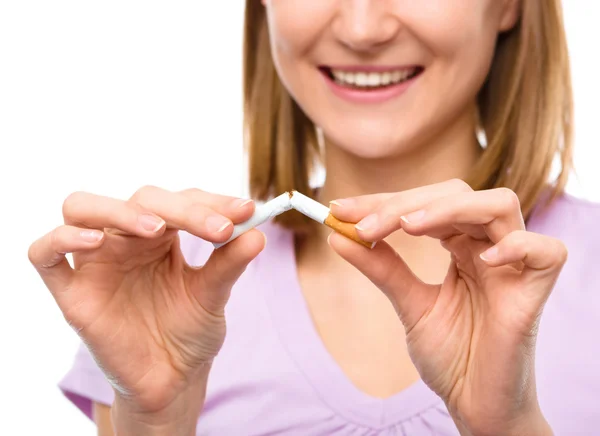若い女性が、タバコを破壊します。 — ストック写真