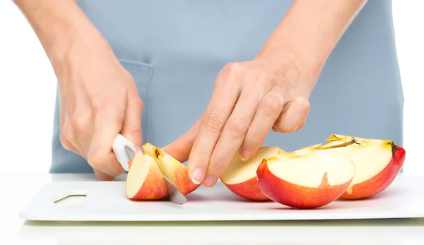 Cook está cortando manzana. —  Fotos de Stock