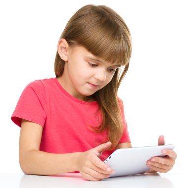 neşeli kız tablet kullanma